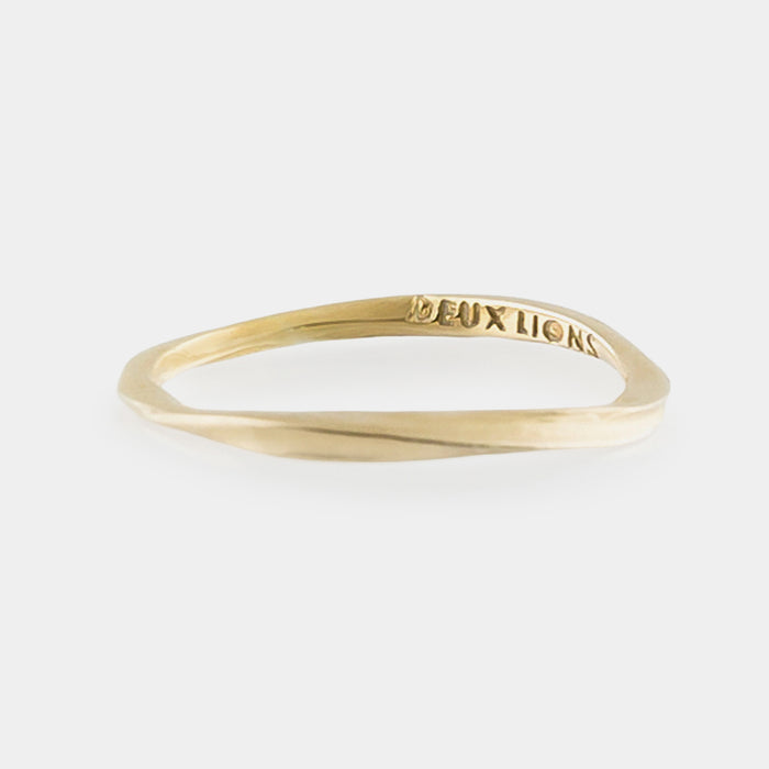 Simple Coulée Ring in Gold