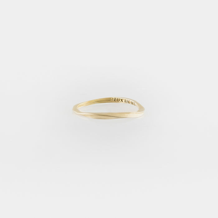 Simple Coulée Ring in Gold